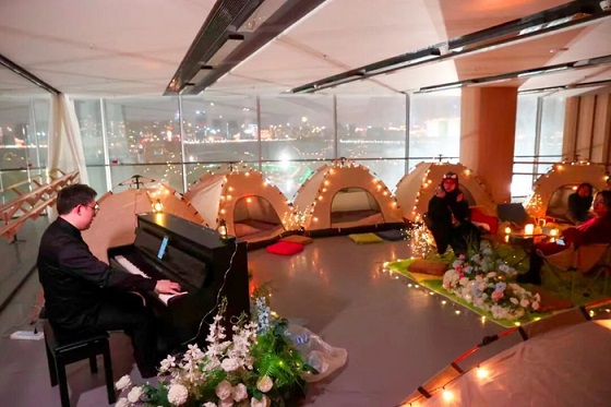 ���ž糡����¶Ӫ����һ���ֽ��ճ����Ϻ������ѿ��������ʫ��